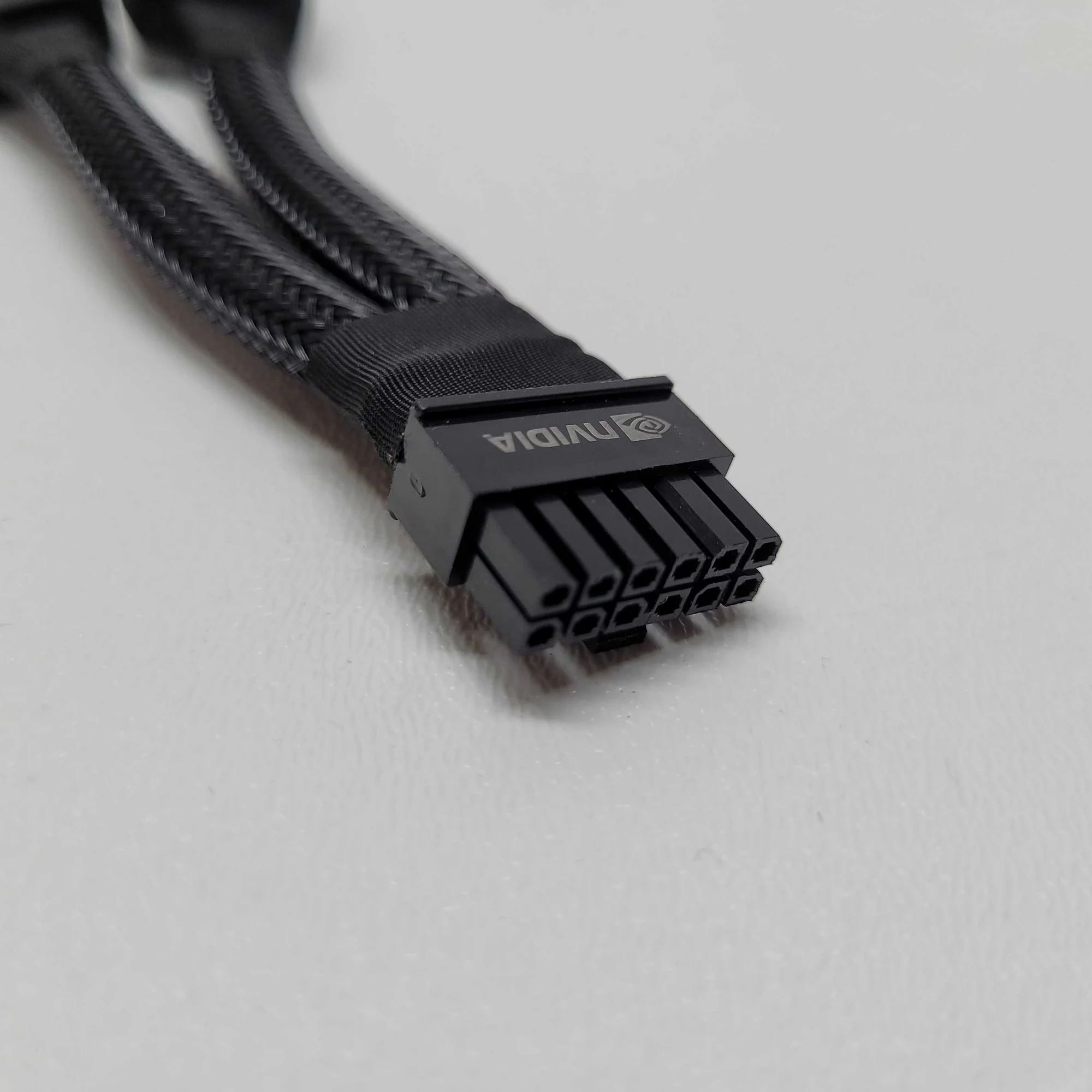 12VHPWR NVIDIA ORIGINAL OEM 16/12-Pin-auf-2x 8-Pin-Kabel, Schwarz