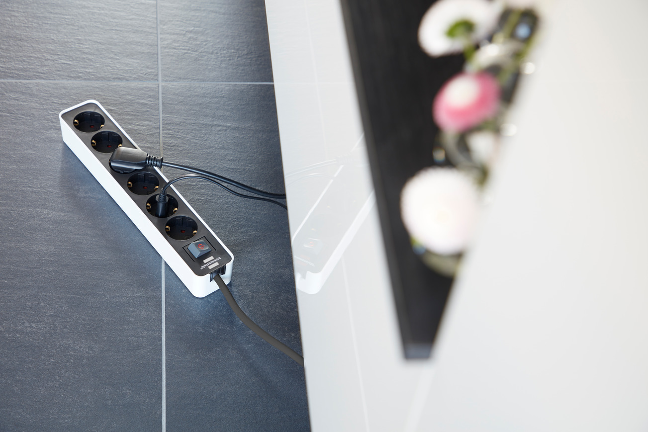 Brennenstuhl Ecolor Steckdosenleiste mit Schalter, 6-fach, 1.5m, weiß/schwarz
