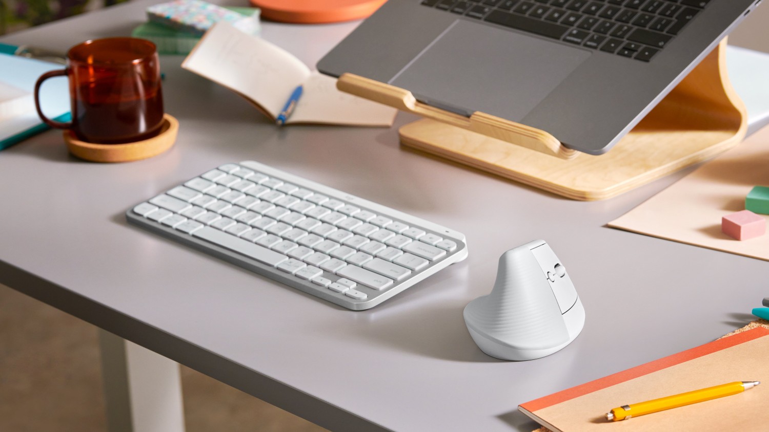 LOGITECH Lift Vertikale Ergonomische Maus, Off-White, Logi Bolt, USB/Bluetooth