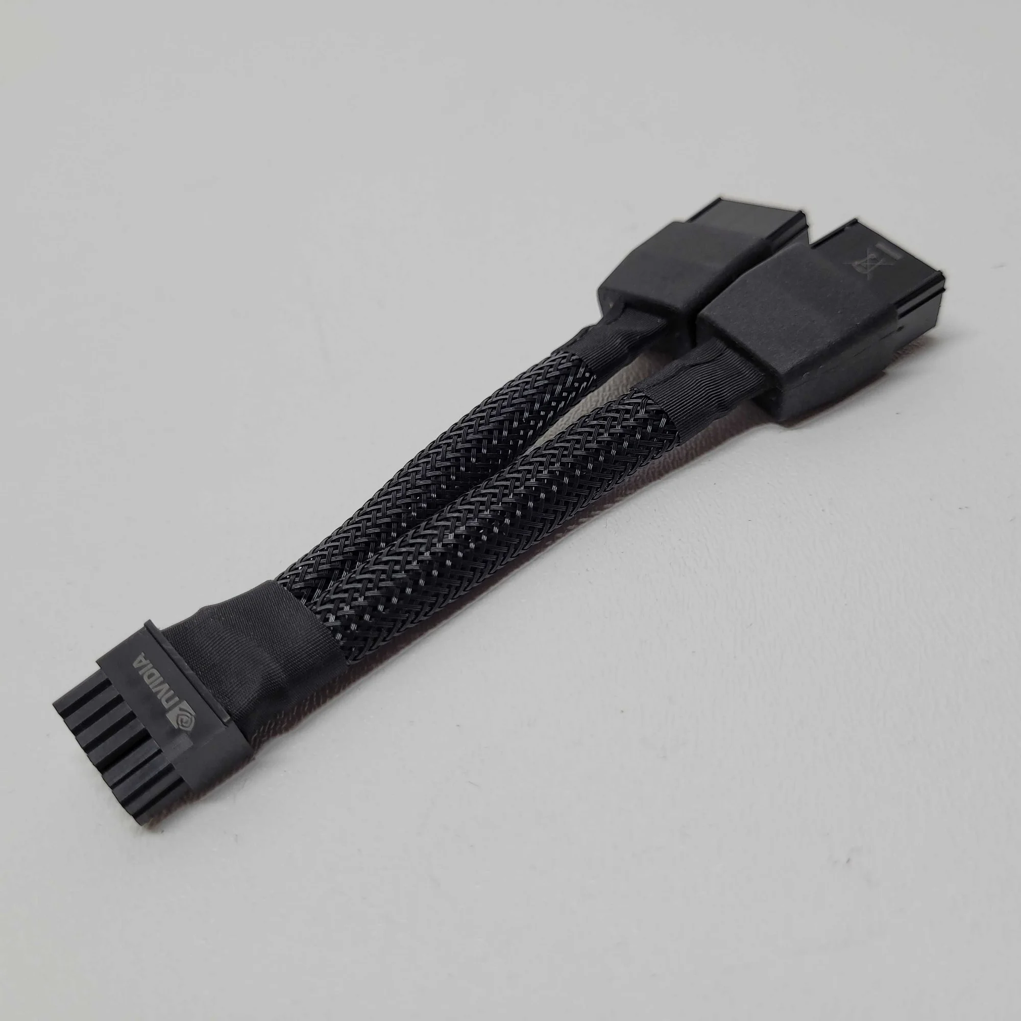 12VHPWR NVIDIA ORIGINAL OEM 16/12-Pin-auf-2x 8-Pin-Kabel, Schwarz